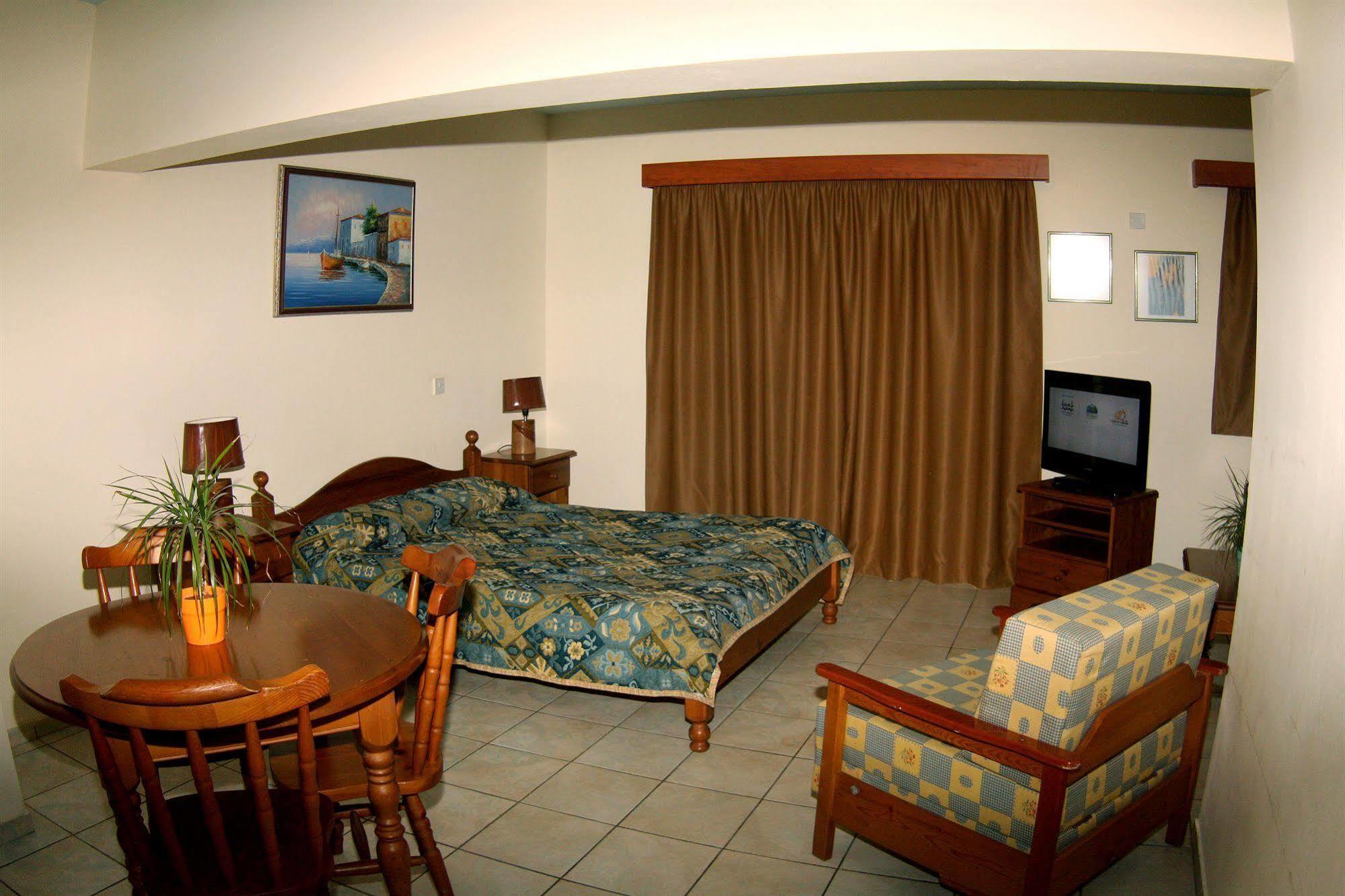 Palm Sea Beach Hotel Apartments Larnaca Exterior photo